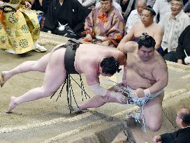Yokozuna Hakuho unbeaten at summer sumo in Tokyo