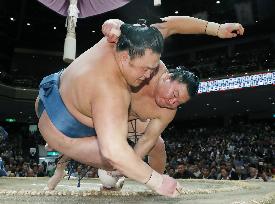 Sumo: Hakuho 1 win away from 38th career title at summer tourney