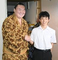 Shogi star Fujii meets with yokozuna Hakuho