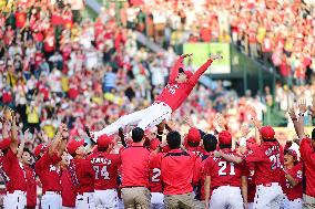 Baseball: Carp down Tigers, repeat as Central League champs