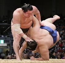 Sumo: Hakuho stays 2 wins clear in Fukuoka