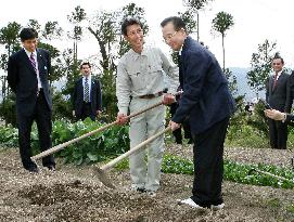 Wen tours Kyoto - works land during visit to Kyoto farm