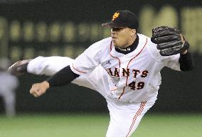 Gonzalez deals to put away Hawks in Giants' romp