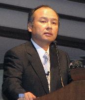 Softbank's full-year revenues top 2 tril. yen for 1st time