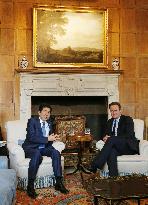 Abe, Cameron discusses global security threats at Chequers