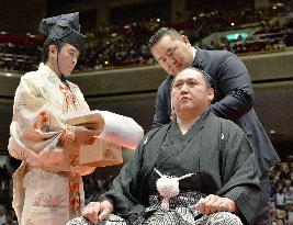 Retired Kyokutenho attends topknot cutting ceremony