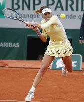 Muguruza reaches French Open semifinals