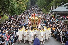 Festival at Nikko shrine recreates 1617 procession
