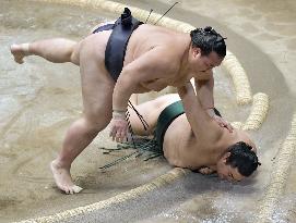 Sumo: Kisenosato takes sole lead as Hakuho suffers 1st loss