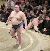 New Year champ Kisenosato beats Hakuho, set for yokozuna
