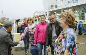 Russians from northern isles off Hokkaido arrive in Japan