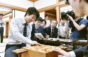 Youngest shogi pro Fujii extends record win streak to 20