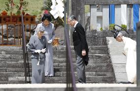 Empress Michiko visits emperor's tomb