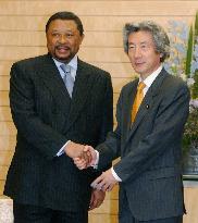 Gabonese Foreign Minister meets Koizumi