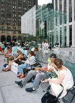 Consumers line up in N.Y. ahead of iPhone launch