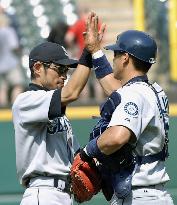 Ichiro marks 900th game with hit