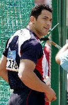 (2)Japan's Murofushi eases into hammer throw final