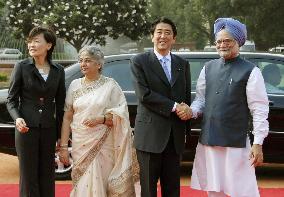 Abe greeted by Indian PM Singh at official New Delhi welcome