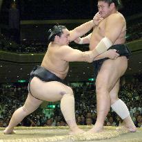 Asashoryu, Ama stay locked in tie for lead at Autumn sumo