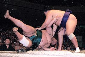 Yokozuna Akebono beaten on opening summer tournament