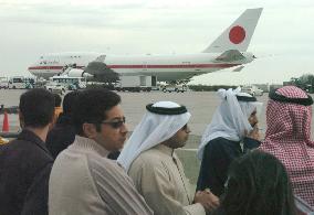 (1)Japan's main air unit arrives in Kuwait on Iraq mission