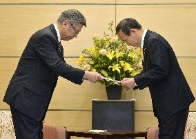 Okinawa Gov. Onaga meets with Chief Cabinet Secretary Suga