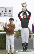 Female jockey Fujita wins 1st national race