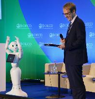 Pepper humanoid robot appears in OECD forum