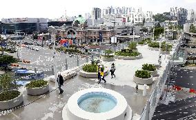 Seoul turns decrepit elevated highway into promenade