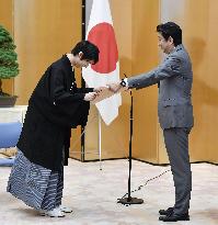 Hanyu receives national honor award