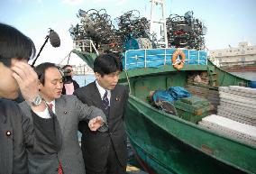 LDP lawmakers inspect clam imports from N. Korea