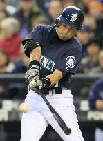 Mariners' Ichiro 3-for-5 against Rangers