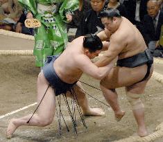 Hakuho stays on course for promotion at summer sumo