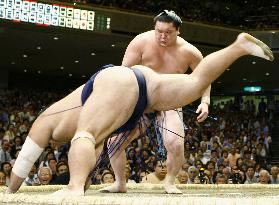 Hakuho, Miyabiyama heading for showdown on final day