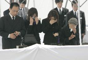 (2)Families pray for dead 1 month after deadly train accident