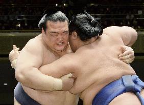 Kisenosato dodges bullet to stay tied at the top with Hakuho