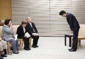 PM Abe apologizes to kin of former leprosy patients