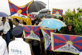 Tibetans and Japanese rally outside Toshodaiji Temple