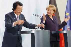 (CORRECTED) Aso, Merkel vow cooperation on financial crisis, new