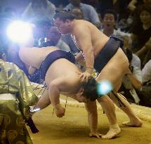 Hakuho bounces Takekaze, shares lead at Nagoya sumo