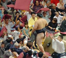 Asashoryu beaten by Futeno on 1st day at Autumn sumo