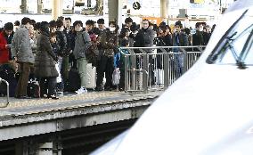 Travelers return from year-end, New Year holidays