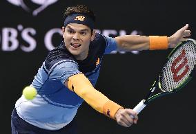 Raonic defeats Wawrinka to reach Australian Open q'finals