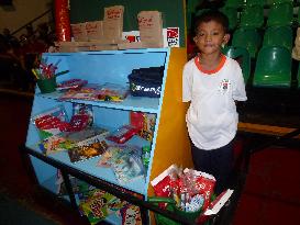 Pushcarts in Philippines bring classrooms to street children