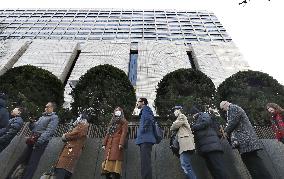 People line up for Ghosn hearing at Tokyo court