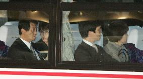Chimuras, Hasuikes head to see sons and daughters at Haneda