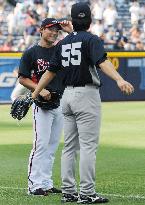 Kawakami, H. Matsui chat before game