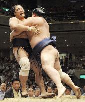 Aminishiki loses to Wakanosato at autumn sumo