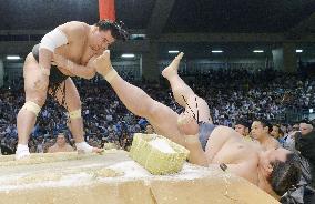 Yokozuna Harumafuji seizes sole lead in Nagoya