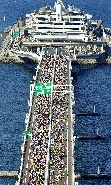 16,000 runners take part in Chiba Aqualine Marathon event